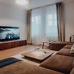 Premium Residence, Stunning Views Overlooking The Station & City, Sleeps 18 Apartman Koblenz