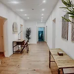 Premium Residence, Stunning Views Overlooking The Station & City, Sleeps 18 Apartman