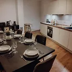 Premium Residence, Stunning Views Overlooking The Station & City, Sleeps 18 Apartman