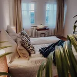 Premium Residence, Stunning Views Overlooking The Station & City, Sleeps 18