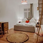 Premium Residence, Stunning Views Overlooking The Station & City, Sleeps 18