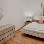 Apartman Premium Residence, Stunning Views Overlooking The Station & City, Sleeps 18 Koblenz