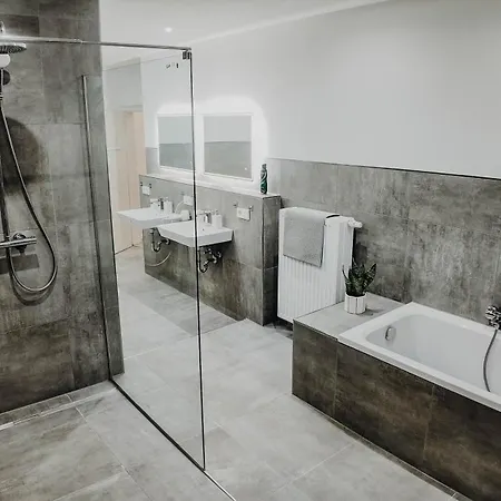 Premium Residence, Stunning Views Overlooking The Station & City, Sleeps 18 *
