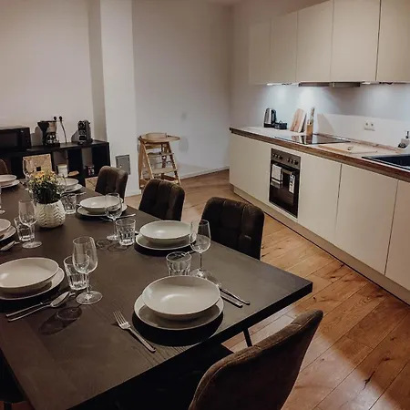 Premium Residence, Stunning Views Overlooking The Station & City, Sleeps 18 Appartement