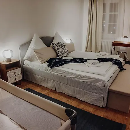 Premium Residence, Stunning Views Overlooking The Station & City, Sleeps 18