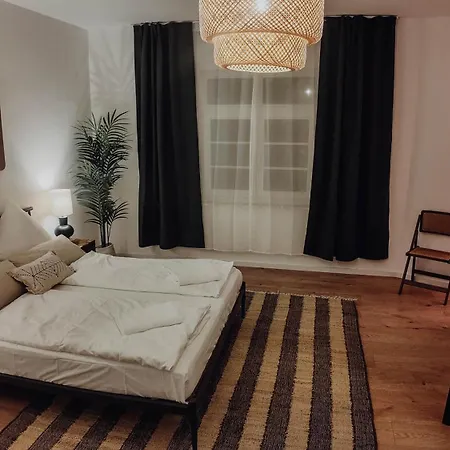 Premium Residence, Stunning Views Overlooking The Station & City, Sleeps 18