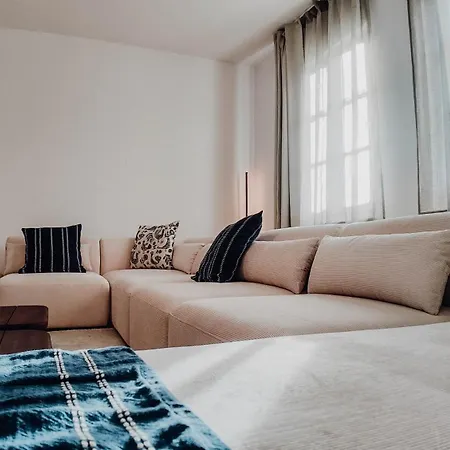 Apartament Premium Residence, Stunning Views Overlooking The Station & City, Sleeps 18 Koblencja