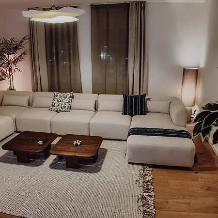 Premium Residence, Stunning Views Overlooking The Station & City, Sleeps 18 Appartement *
