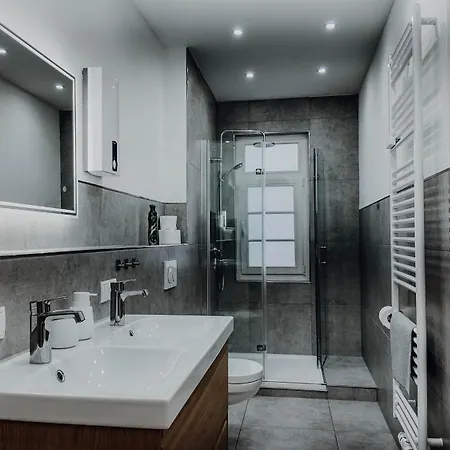 Premium Residence, Stunning Views Overlooking The Station & City, Sleeps 18 Appartement *