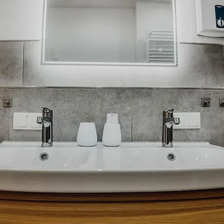 Premium Residence, Stunning Views Overlooking The Station & City, Sleeps 18 Appartement *