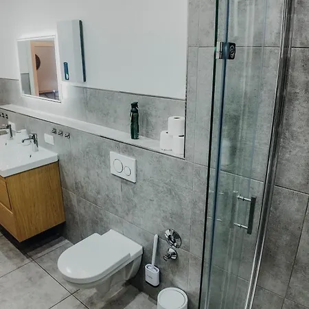Premium Residence, Stunning Views Overlooking The Station & City, Sleeps 18 Coblence