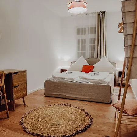 Premium Residence, Stunning Views Overlooking The Station & City, Sleeps 18