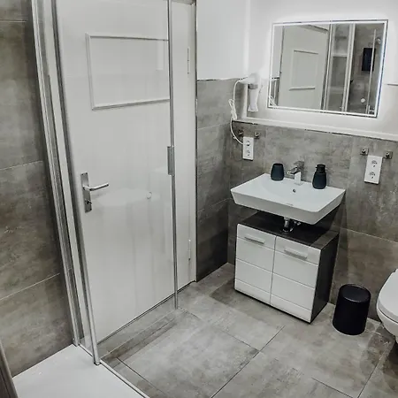 Premium Residence, Stunning Views Overlooking The Station & City, Sleeps 18