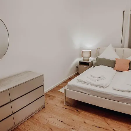 Appartement Premium Residence, Stunning Views Overlooking The Station & City, Sleeps 18 Coblence