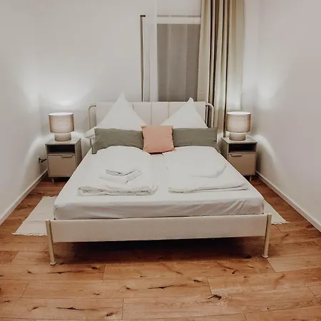 Premium Residence, Stunning Views Overlooking The Station & City, Sleeps 18 * Coblence
