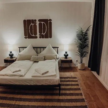 Premium Residence, Stunning Views Overlooking The Station & City, Sleeps 18