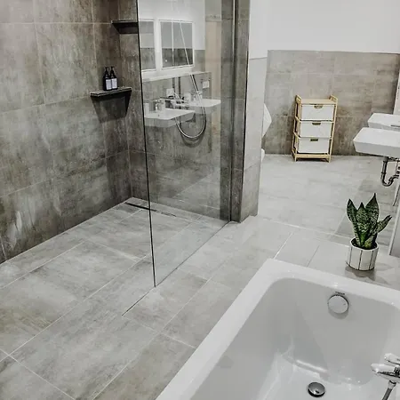 Premium Residence, Stunning Views Overlooking The Station & City, Sleeps 18 *