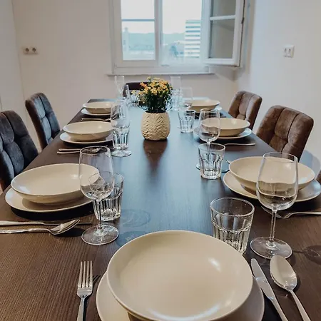 Premium Residence, Stunning Views Overlooking The Station & City, Sleeps 18 * Coblence