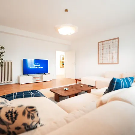 Premium Residence, Stunning Views Overlooking The Station & City, Sleeps 18 Appartement