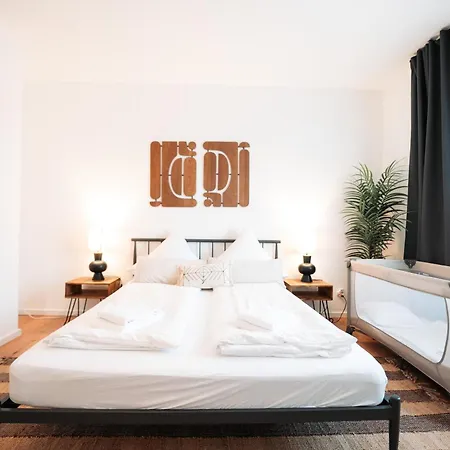 Premium Residence, Stunning Views Overlooking The Station & City, Sleeps 18 Coblence