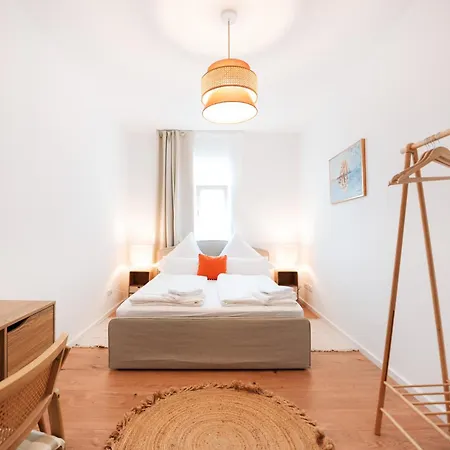 Premium Residence, Stunning Views Overlooking The Station & City, Sleeps 18 Coblence