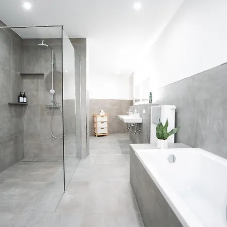 Premium Residence, Stunning Views Overlooking The Station & City, Sleeps 18 *