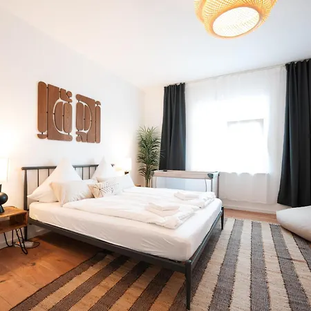Premium Residence, Stunning Views Overlooking The Station & City, Sleeps 18 Coblence