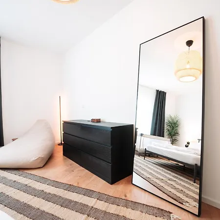 Premium Residence, Stunning Views Overlooking The Station & City, Sleeps 18