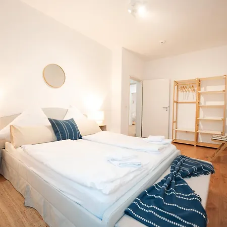 Premium Residence, Stunning Views Overlooking The Station & City, Sleeps 18