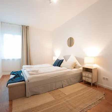 Premium Residence, Stunning Views Overlooking The Station & City, Sleeps 18 * Coblence
