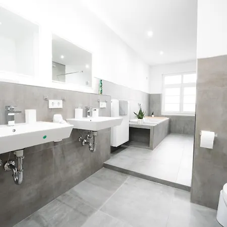 Premium Residence, Stunning Views Overlooking The Station & City, Sleeps 18 Appartement Coblence