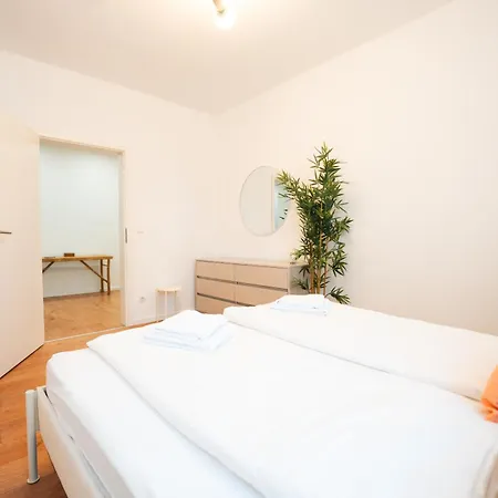 Appartement Premium Residence, Stunning Views Overlooking The Station & City, Sleeps 18 Coblence