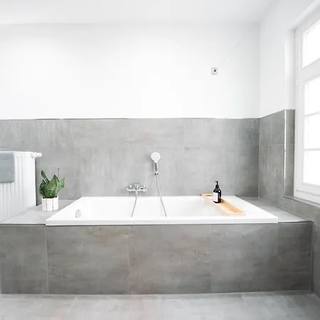 Premium Residence, Stunning Views Overlooking The Station & City, Sleeps 18 * Coblence