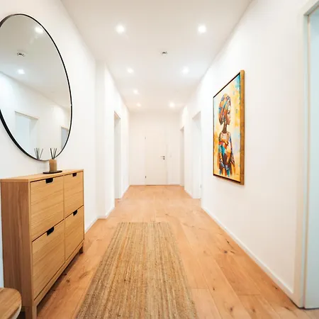 Premium Residence, Stunning Views Overlooking The Station & City, Sleeps 18 Appartement