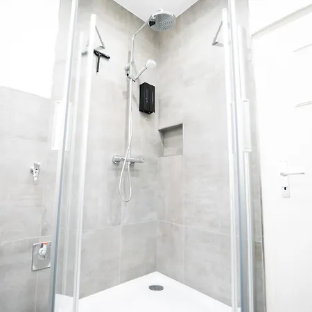 Apartamento Premium Residence, Stunning Views Overlooking The Station & City, Sleeps 18