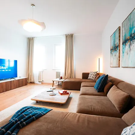Premium Residence, Stunning Views Overlooking The Station & City, Sleeps 18 * Coblença