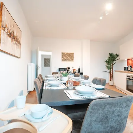 Premium Residence, Stunning Views Overlooking The Station & City, Sleeps 18 * Coblença