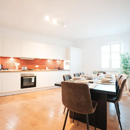 Premium Residence, Stunning Views Overlooking The Station & City, Sleeps 18