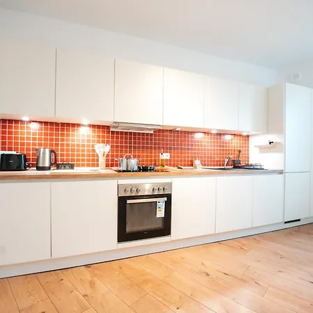 Premium Residence, Stunning Views Overlooking The Station & City, Sleeps 18