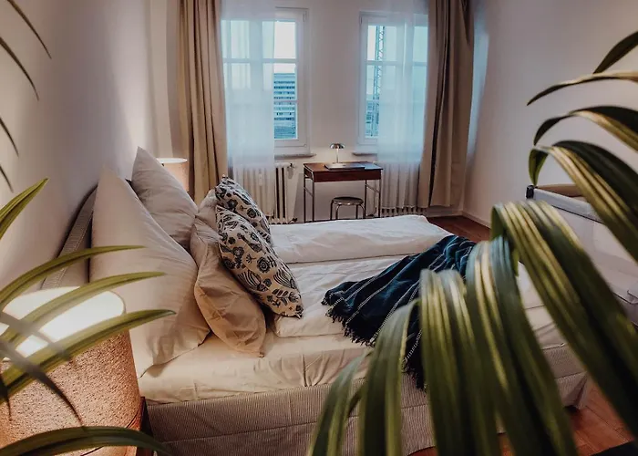 Premium Residence, Stunning Views Overlooking The Station & City, Sleeps 18