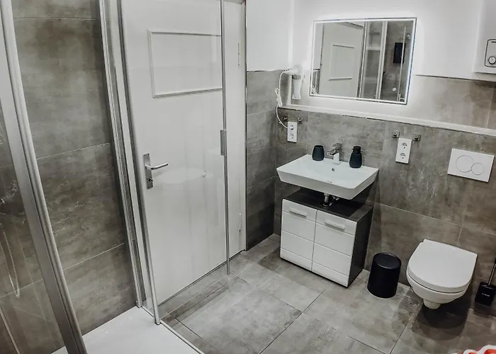 Premium Residence, Stunning Views Overlooking The Station & City, Sleeps 18