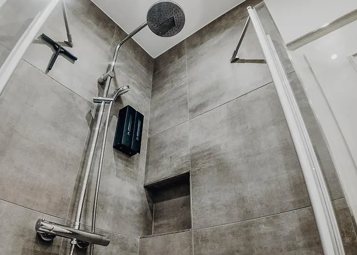 Premium Residence, Stunning Views Overlooking The Station & City, Sleeps 18 * Coblenza