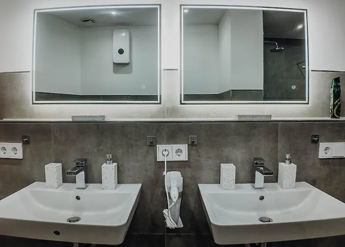 Premium Residence, Stunning Views Overlooking The Station & City, Sleeps 18