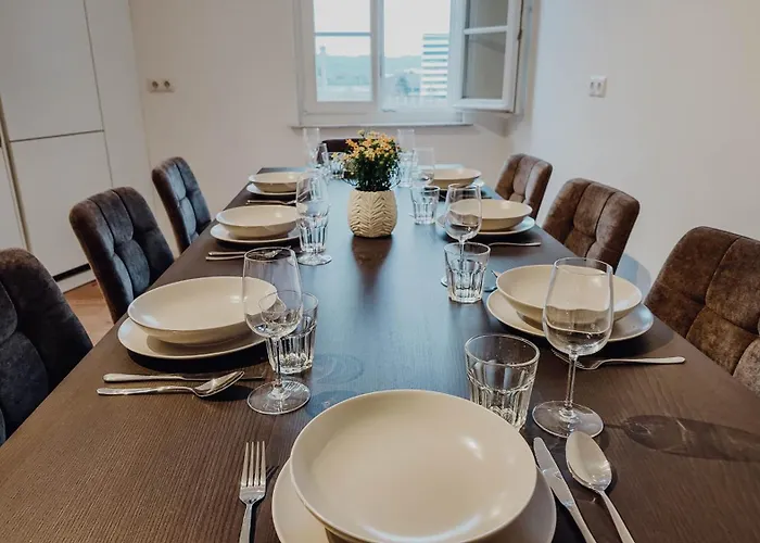 Premium Residence, Stunning Views Overlooking The Station & City, Sleeps 18 * Coblenza