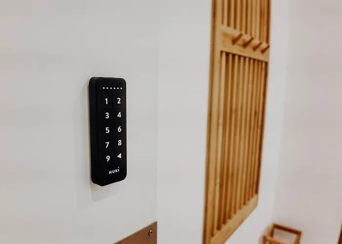 Premium Residence, Stunning Views Overlooking The Station & City, Sleeps 18 *